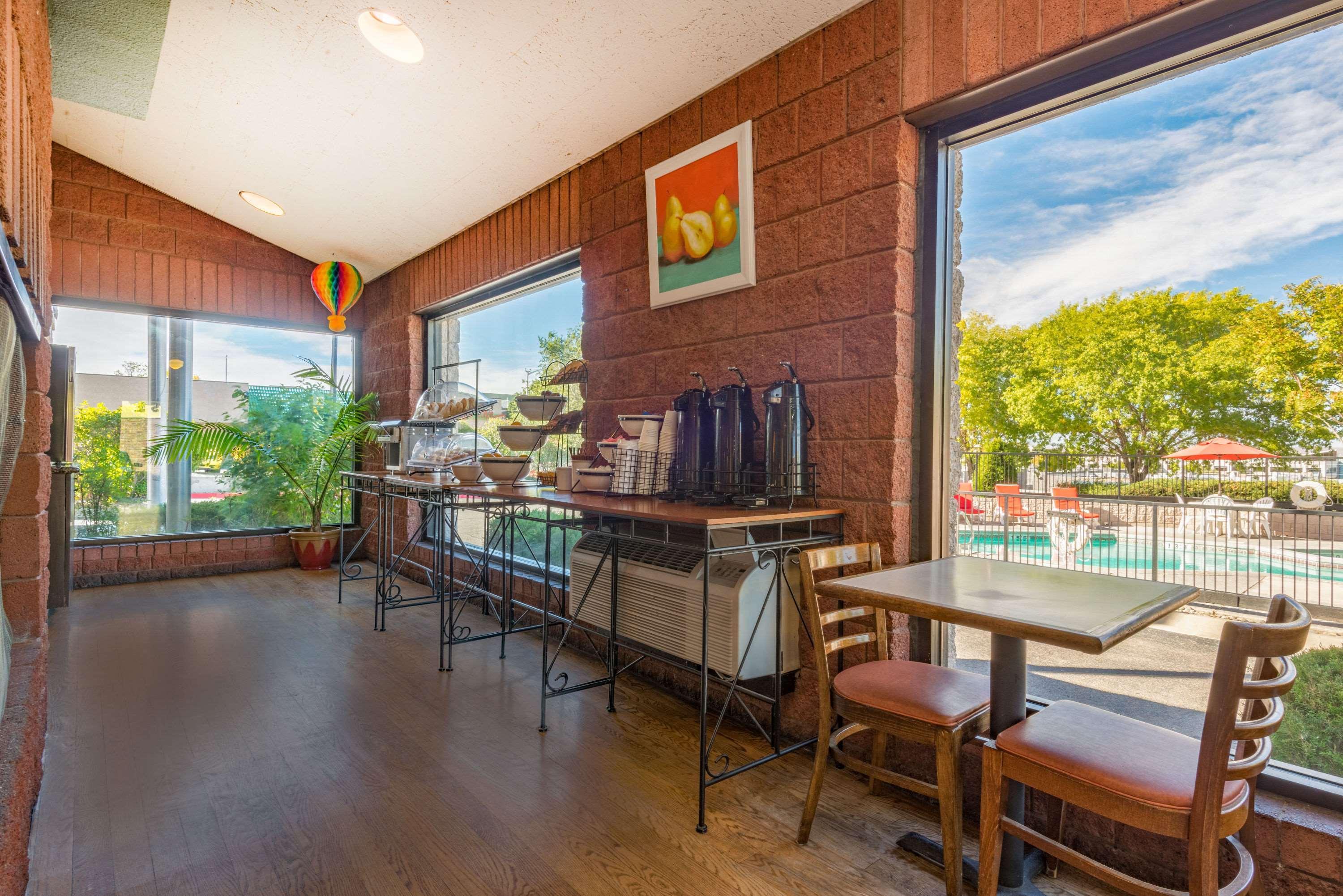 Ramada By Wyndham Albuquerque Airport Hotel Buitenkant foto