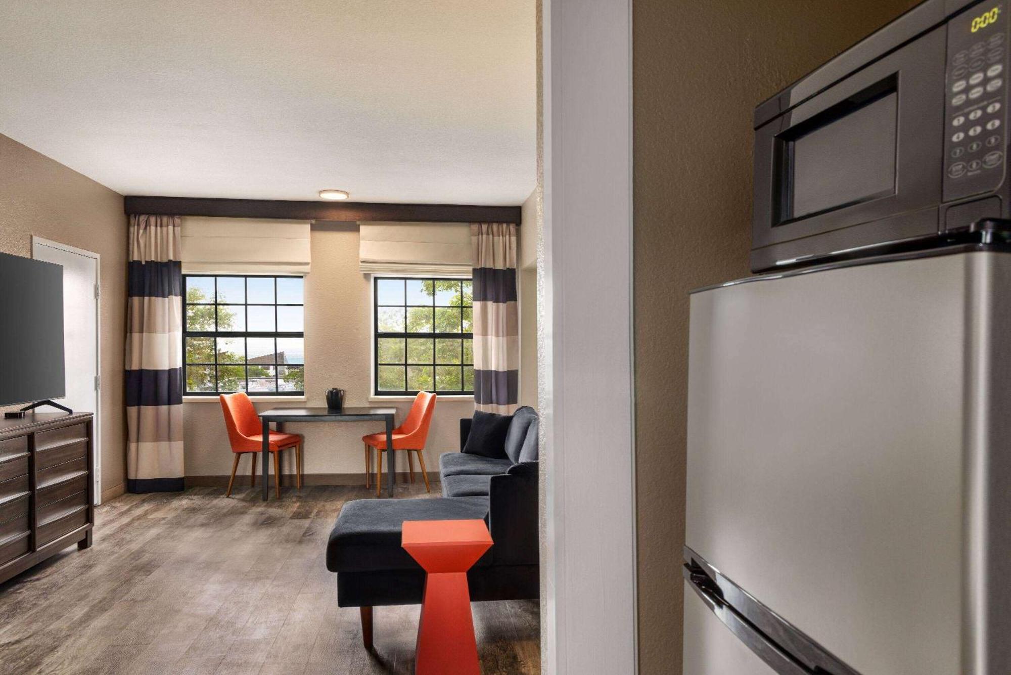 Ramada By Wyndham Albuquerque Airport Hotel Buitenkant foto