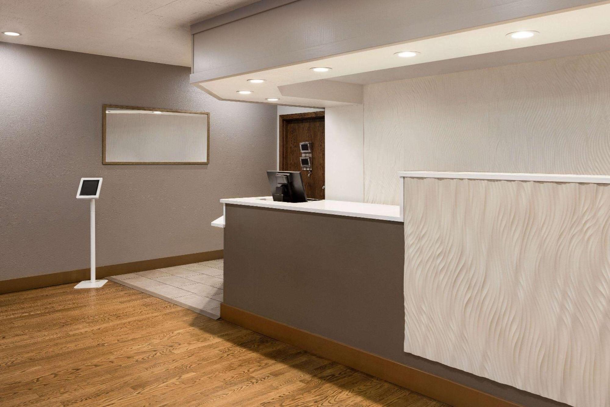 Ramada By Wyndham Albuquerque Airport Hotel Buitenkant foto